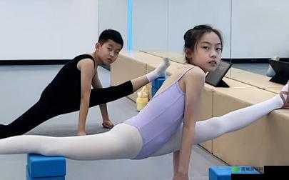 舞蹈生戴玩具练劈叉：别样训练方式