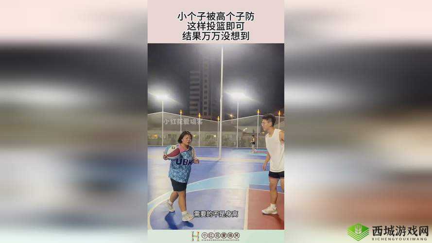 坤坤寒将桃子塞进口中,趣味十足:用舌尖舔桃子上的毛